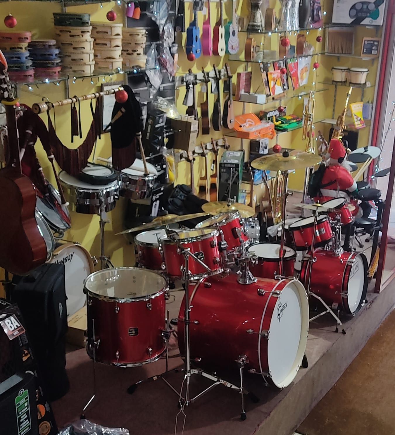 Oferta Instrumentos Musicales panderetas y baterias en interior de tienda