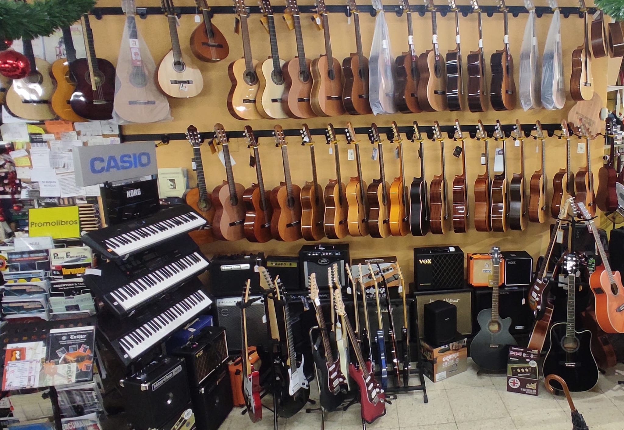 Oferta Instrumentos Musicales teclados y guitarras electricas en tienda